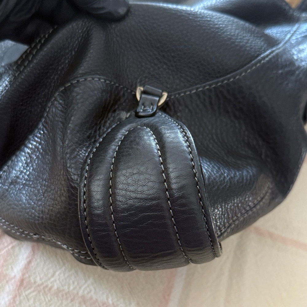 Vintage Ellen Tracy Black Leather Shoulder Bag with Gold Accents - Picture 5 of 12